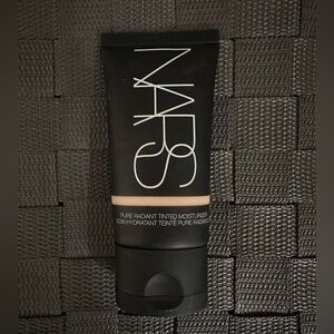 NARS Pure Radiant Tinted Moisturizer – Light 1.2